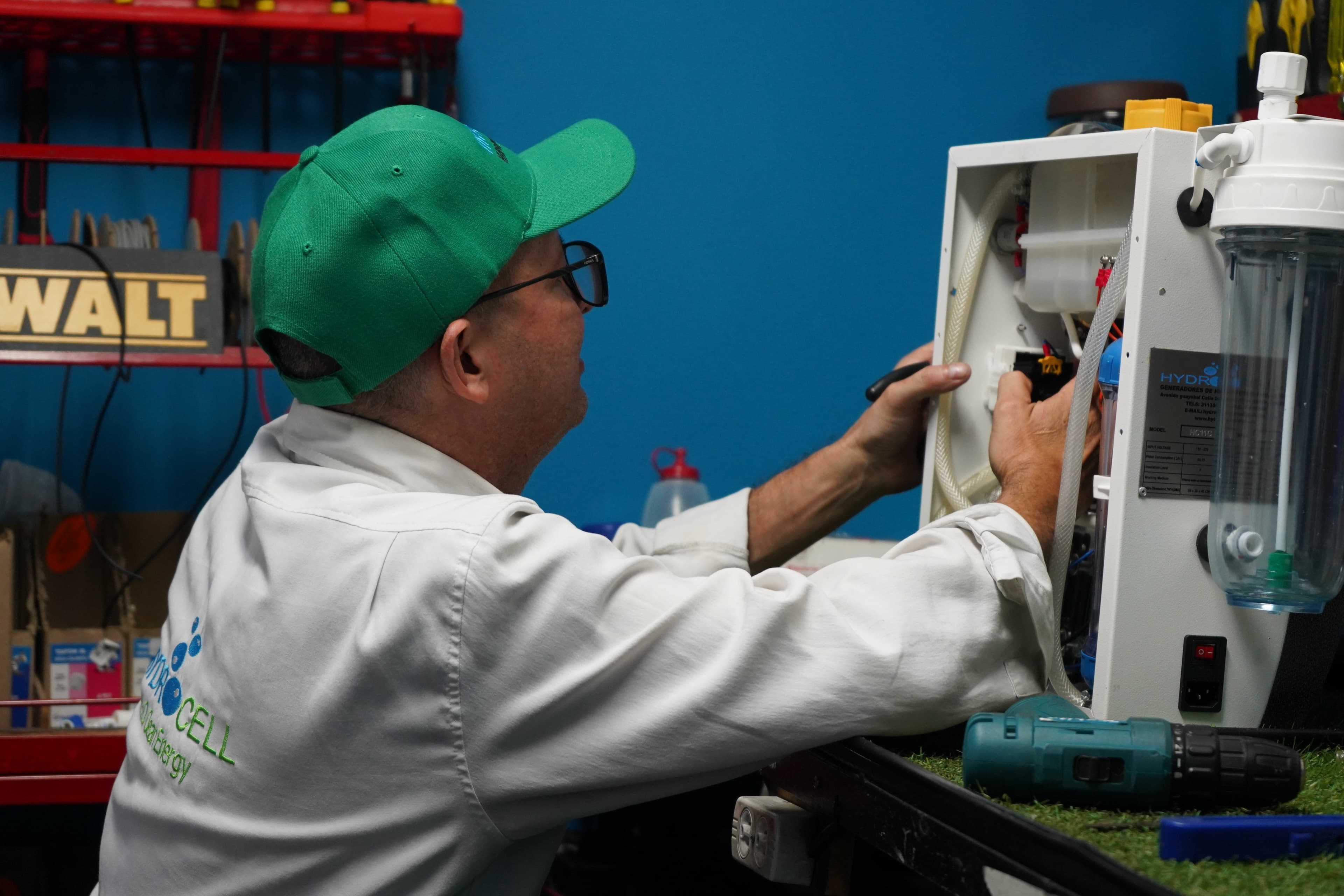 Técnico de Hydrocell ensamblando un generador de hidrógeno en el taller de Medellín